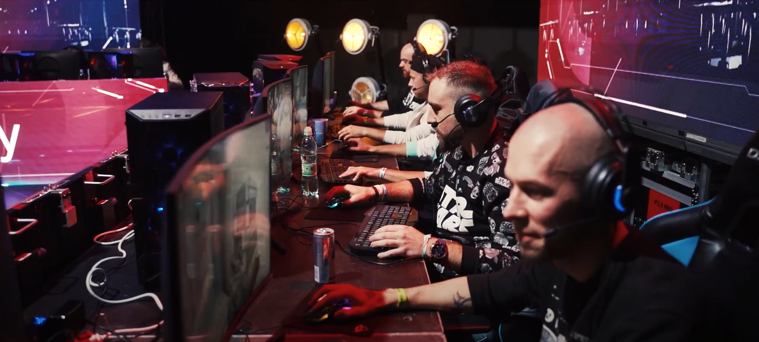 hráči na majstrovstvách SR v e-sporte Datacomp